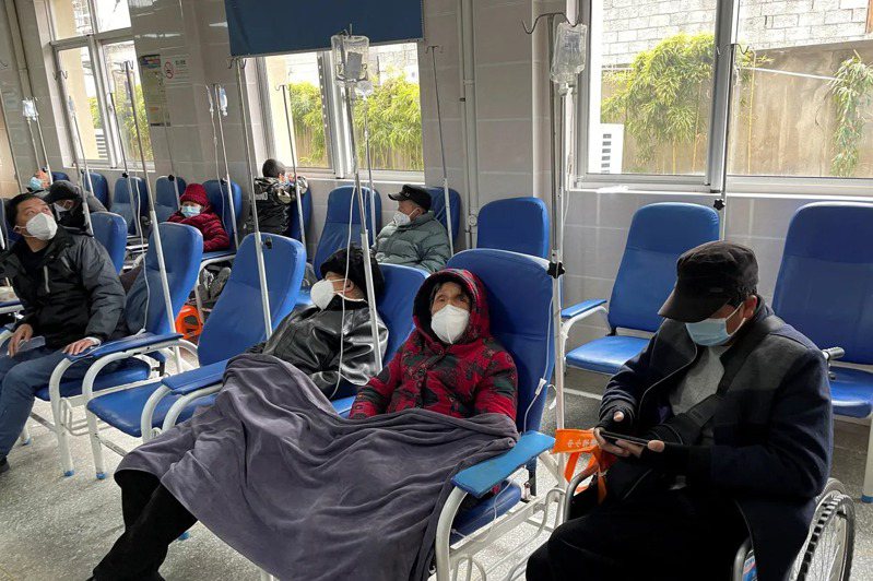 中國鬆綁防疫政策後，COVID-19疫情迅速爆發。(路透)