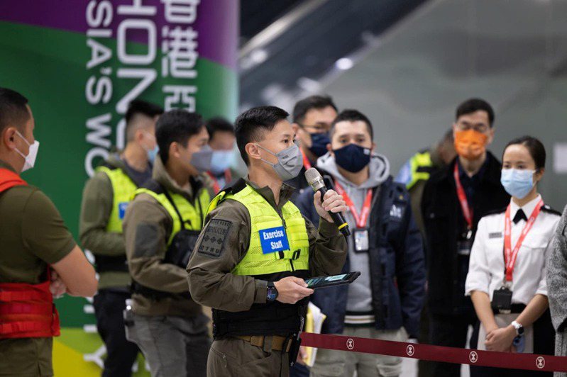 香港警務處11日聯同入境處、海關、港鐵公司及其他相關政府部門在西九龍站進行演練，共有逾200名人員參與。(取材自臉書)
