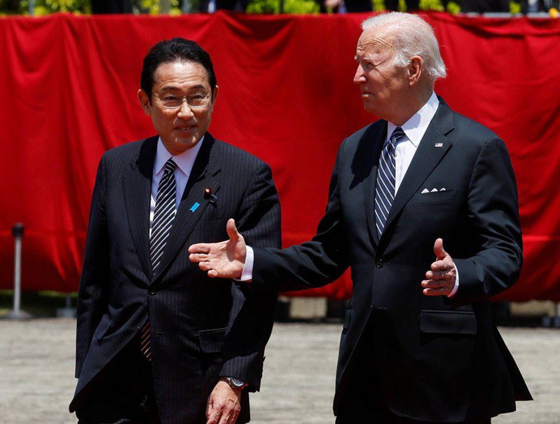 日本首相岸田文雄將於13日訪問白宮，與拜登總統會談有關美日對中共的安全議題。圖為拜登去年5月訪日，會晤岸田首相。(路透)