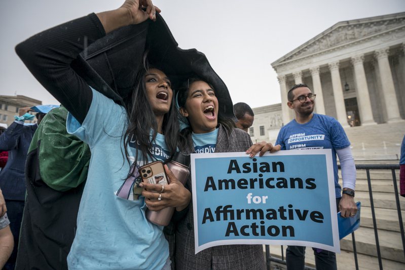 去年10月一些亞裔學生在華府最高院前示威，反對廢除招生平權措施。(美聯社)