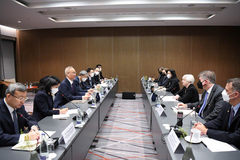 國務院副總理劉鶴（左三）18日與美財政部長葉倫（右三）在瑞士蘇黎世舉行半天會談。(新華社)