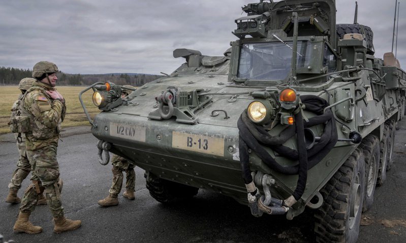 知情人士透露，拜登政府正考慮將「史崔克裝甲車」列入下一波對烏克蘭的軍事援助。（美聯社）
