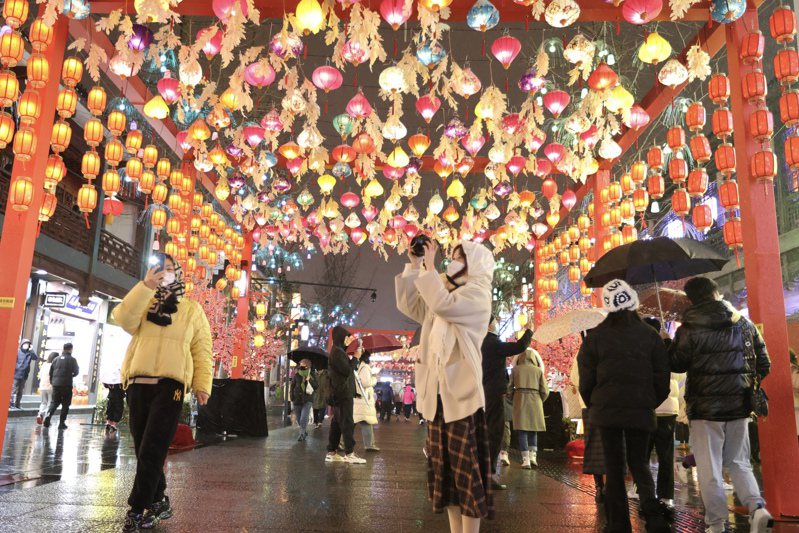 中國各地春節氛圍日益濃厚，人們買年貨、賞美景、備家宴……開啟「過年模式」。（新華社）