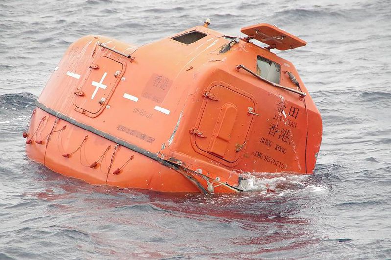 香港註冊貨輪「金田號」的救生艇在海上飄浮。(Getty Images)