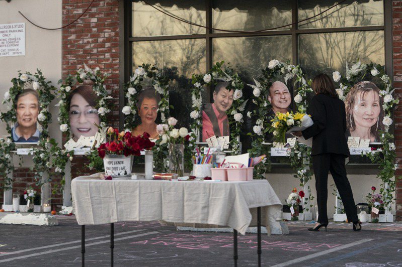 舞星槍案受害者的靈堂，連續幾天都有民眾前來哀悼和獻花。（美聯社）