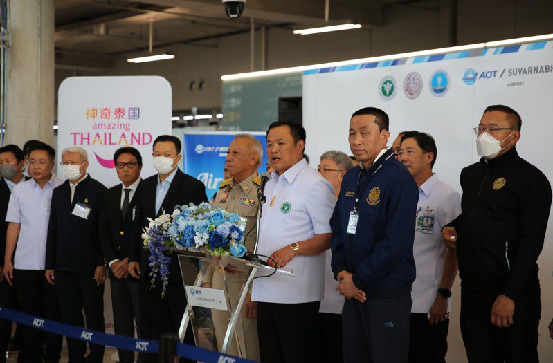 中國自1月8日開始有序恢復公民出境旅遊，泰國副總理兼衛生部長阿努廷、交通部部長薩撒揚、旅遊和體育部部長皮帕等前往機場迎接首批抵泰國的中國遊客。 (中新社)