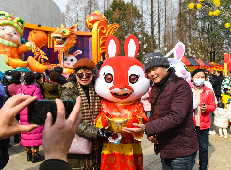 四川成都在春節期間舉行金沙太陽節活動，不少遊客開心與現場吉祥物「招財兔」合照。（新華社）