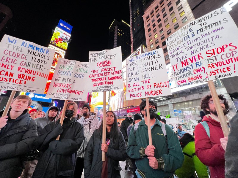 紐約時報廣場集會者手舉著「結束警察恐怖」、「只有改革能帶來正義」等標語。(記者張晨／攝影)