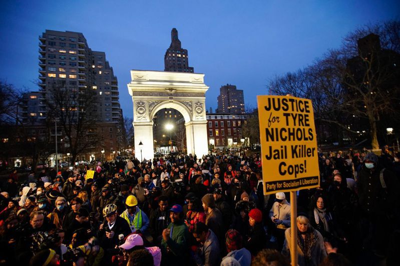 紐約市抗議者28日清晨繼續在曼哈頓示威，要求停止警察暴力。路透