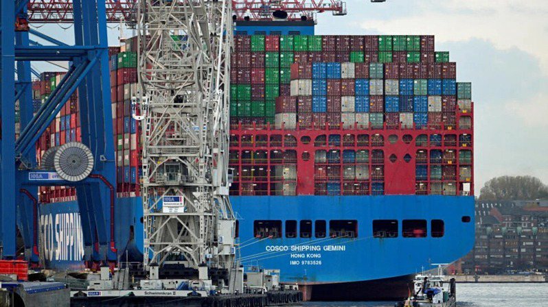 中國航運公司「中遠」的「中遠海運雙子星」號貨輪在德國漢堡港的集裝箱碼頭「Tollerort」裝載。2022年，中國可能已不再是美國的第一大貿易夥伴，這是中美正在脫鉤的跡象嗎？(路透)