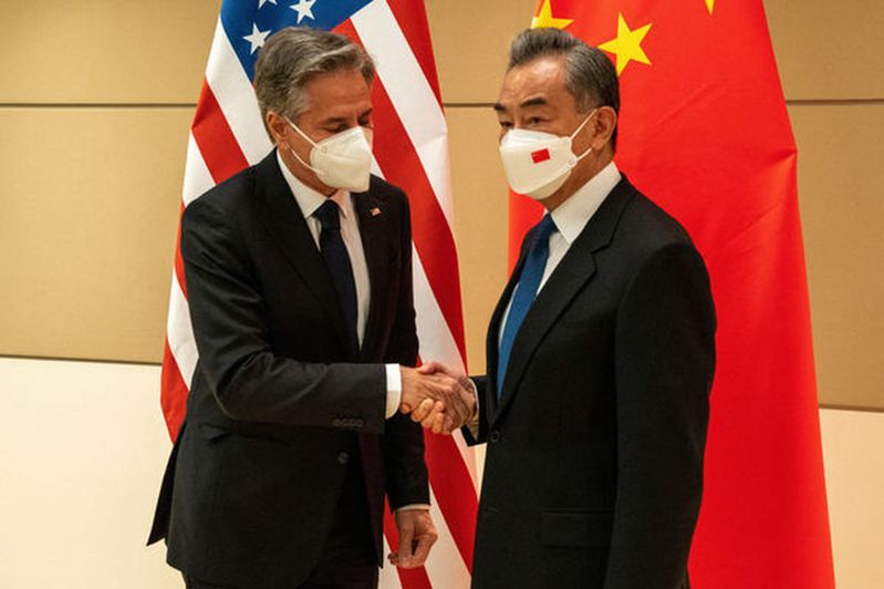 美國國務卿布林肯(左)去年9月在聯合國大會時，與中國國務委員兼外交部長王毅會晤。（路透資料照片）