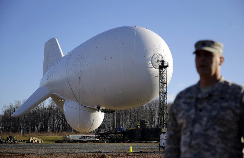 美國也使用氣球蒐集情報以及其他用途，圖為馬里蘭州基地施放無人氣球，作為美國飛彈防禦系統的一環。美聯社
