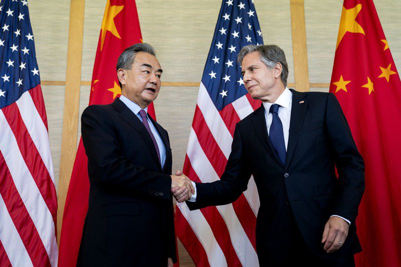 美國國務卿布林肯（右）3日親自致電中國外交部長王毅（左），表示在發現中國間諜氣球後，在此氣氛下不宜訪問中國將再安排適當時機訪問。（美聯社）