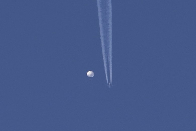 在这张照片中，气球漂浮在北卡罗来纳州金斯敦地区上空，下面可以看到一架飞机及其轨迹。空军战斗机已于2023年2月 4 日星期六在卡罗来纳州海岸击落了疑似中国间谍气球。（美联社）(photo:UDN)