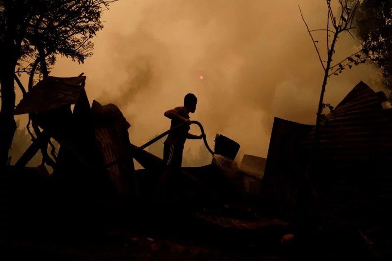 智利當局表示，在夏季熱浪侵襲之際，國內出現數十起野火，導致至少13人喪命，燒毀1萬4000公頃土地。 （路透）