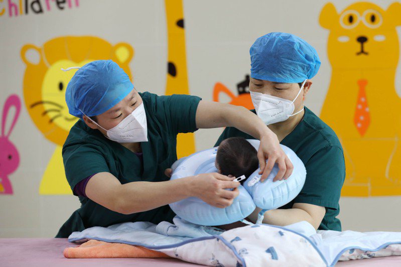 河南省寶豐縣中醫院新生兒洗浴中心，護士給新生兒做游泳前準備。（新華社）