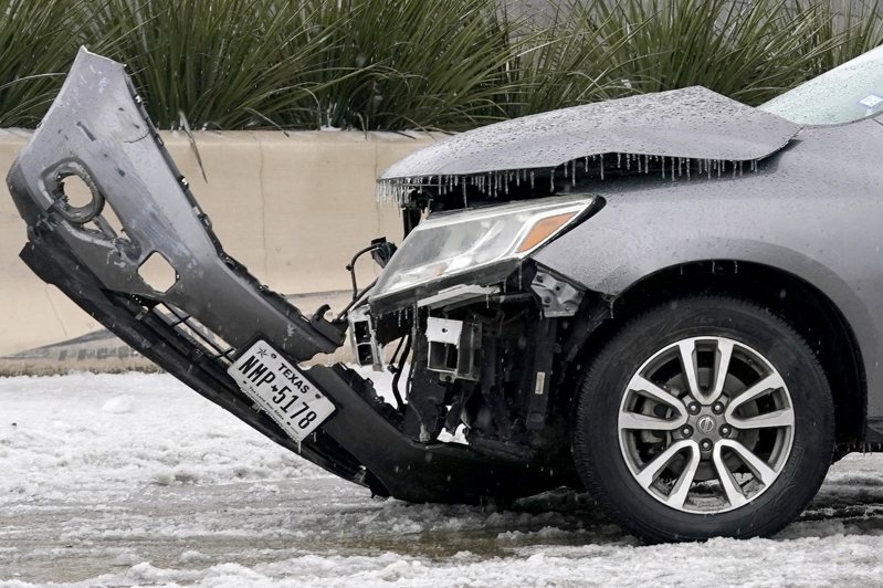 達拉斯一轎車在雪地上出意外；今年汽車保險成本大增，1月全險均價格升至全年2014美元。美聯社