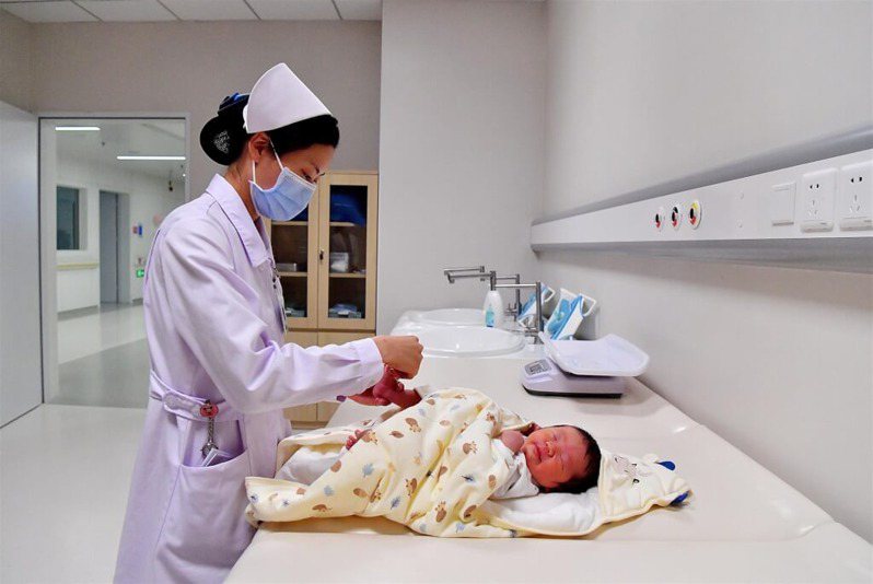 根據中國今年產婦建檔數據估算，今年出生人口不足800萬，再創新低，多家醫院都面臨分娩數目下降，有醫院指今年分娩數目減少一半以上，有醫院甚至暫停產科助產服務。圖為中國醫護照顧嬰兒。（中新社）