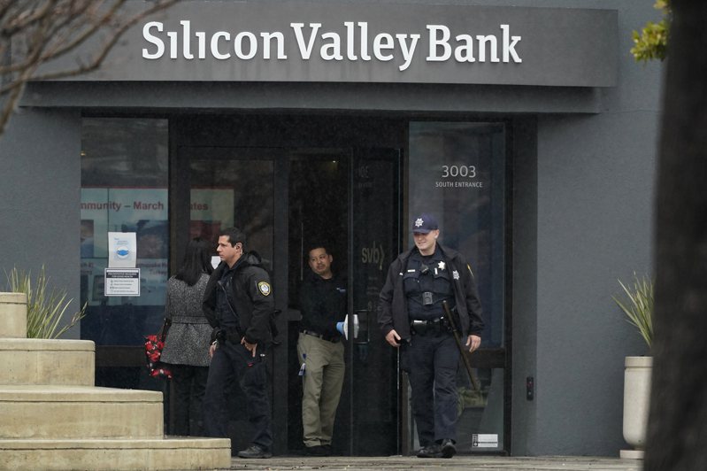 美国硅谷银行10日惊传倒闭，被政府接管后，全美多地都发生挤提事件。图为加州圣塔克拉拉郡警方前往硅谷银行总部维安。美联社(photo:UDN)