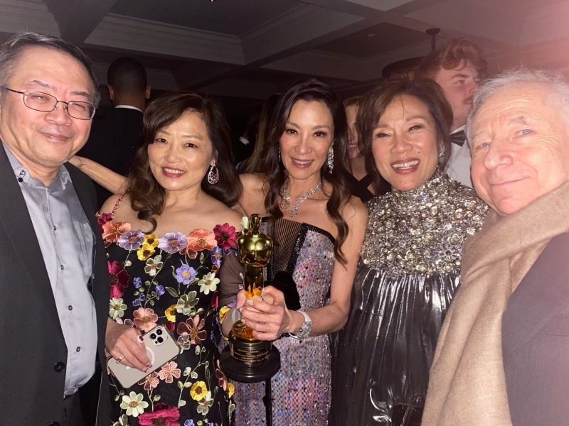 獲得本屆奧斯卡最佳女主角獎的楊紫瓊(中)，與華裔導演關家永的母親關沈俊龍(左二)及親朋好友分享喜悅。(關沈俊龍提供)