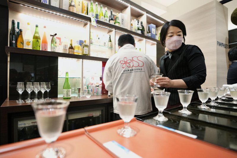 研究显示，东亚裔罹患胃癌比率较高，可能与酒精耐受性较差有关。图为日本清酒和烧酒制造商协会在东京举办试酒活动。(photo:UDN)
