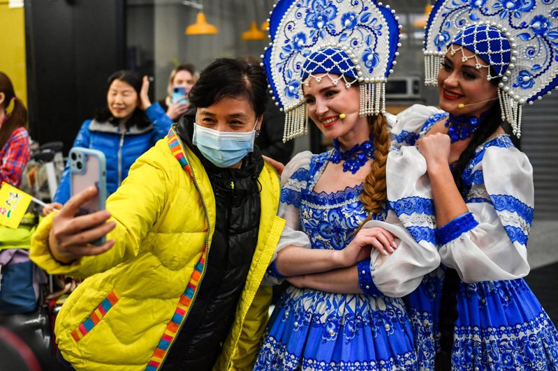 中國重啟出境團隊遊，俄羅斯23日迎來首批中國旅遊團，中國遊客在莫斯科謝列梅捷沃機場，與工作人員合影。(新華社)