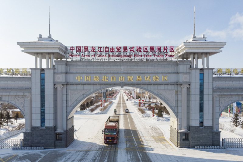 中國在黑龍江黑河市闢建一個自由貿易區，圖為一列火車經過自貿園區大門。(新華社)