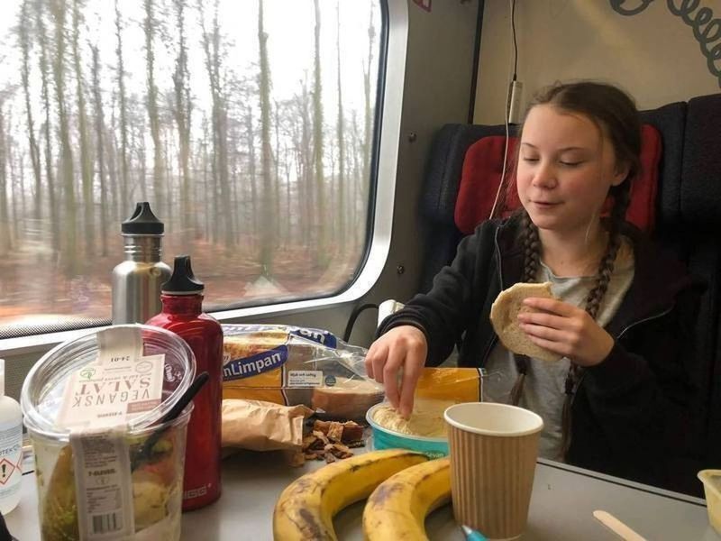 童貝里曾秀出自己搭火車時的用餐照，滿桌的紙杯、塑膠，浪費食物以及食用進口香蕉，與其減碳主張矛盾。圖／取自推特