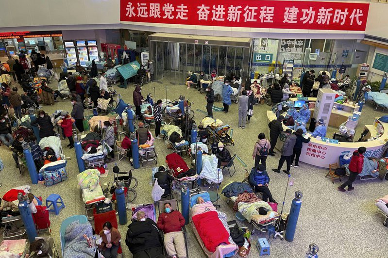 2023年1月，中國上海一家醫院擠滿了新冠患者，面對官方突取消清零，許多老年病患生命垂 
危。 （美聯社）