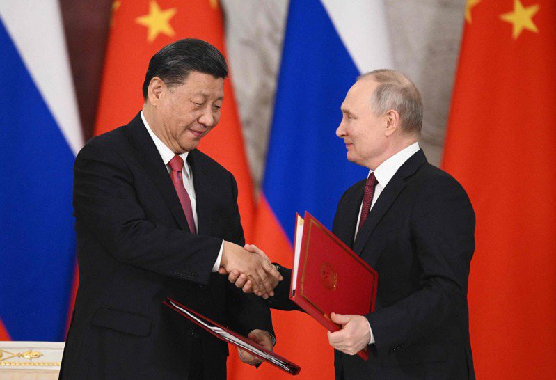 中國國家主席習近平21日下午，在莫斯科克里姆林宮與俄國總統普亭會談。會談後，兩國領袖共同簽署兩份聯合聲明。(Getty Images)