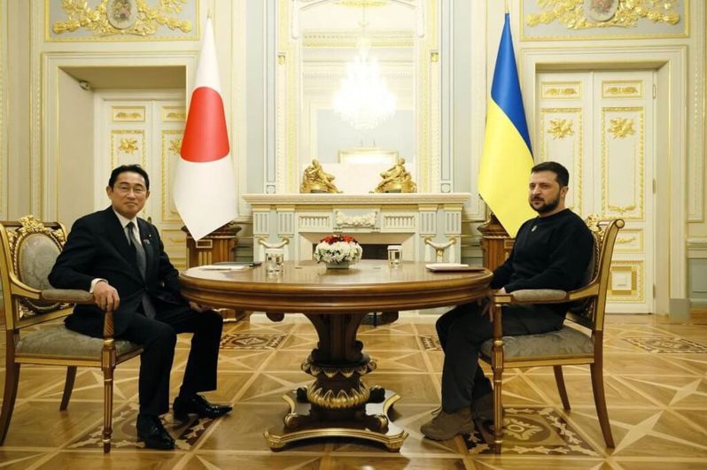 日本首相岸田文雄（左）21日在烏克蘭首都基輔會見烏國總統澤倫斯基（右），罕見出訪行程凸顯東京當局對烏克蘭抵抗俄羅斯侵略的強烈支持。（取材自日本首相官邸網頁）