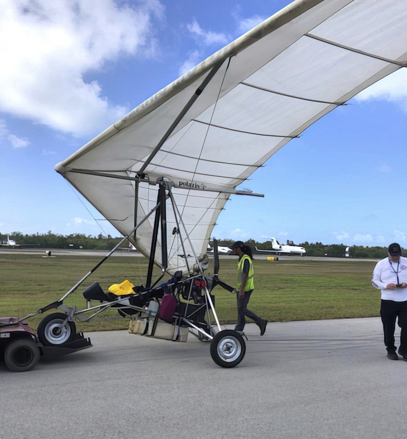 兩名古巴人利用一架動力滑翔翼飛過90哩寬的海峽，平安降落在佛州西嶼國際機場。(美聯社)