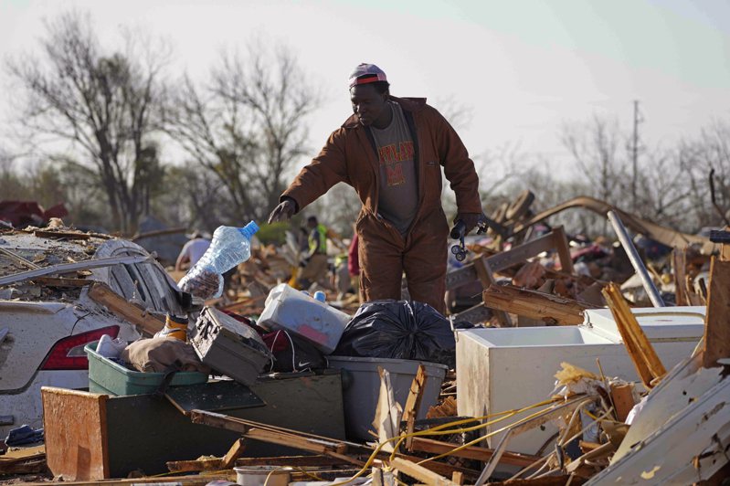 密西西比州小鎮羅林佛克遭龍捲風夷平，居民回到殘破的家園，找尋還能用的家庭用品。(美聯社)