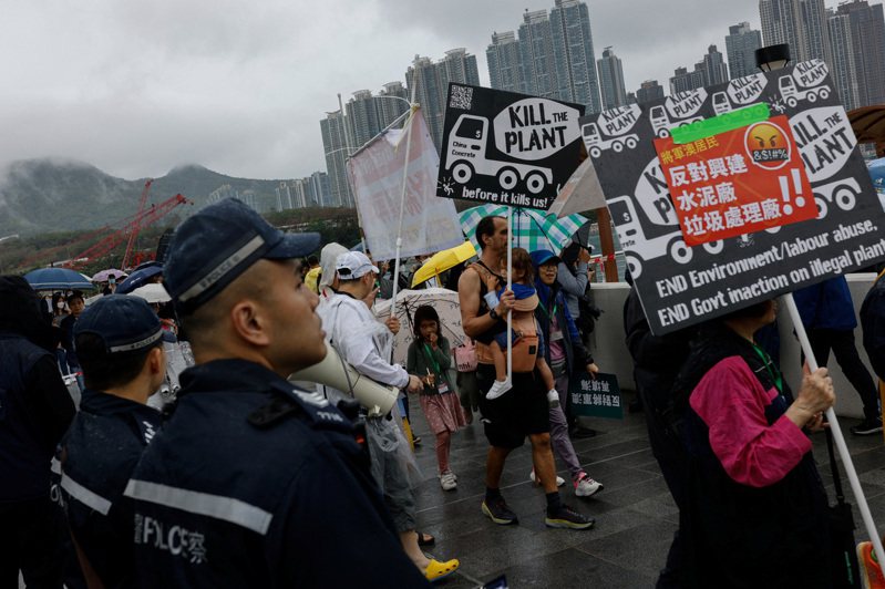 將軍澳地區居民26日發起遊行，反對在該區內填海及興建厭惡設施，成了疫後和香港國安法後首次遊行，過程中有警員包圍和警方「戰術巴士」戒備，這場遊行比預期人數少及草草結束。（路透）