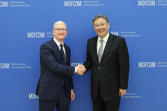 中國商務部長王文濤（右）27日會見蘋果公司執行長庫克（左），表示願為外企提供良好環境與服務。(取材自中國商務部官網)