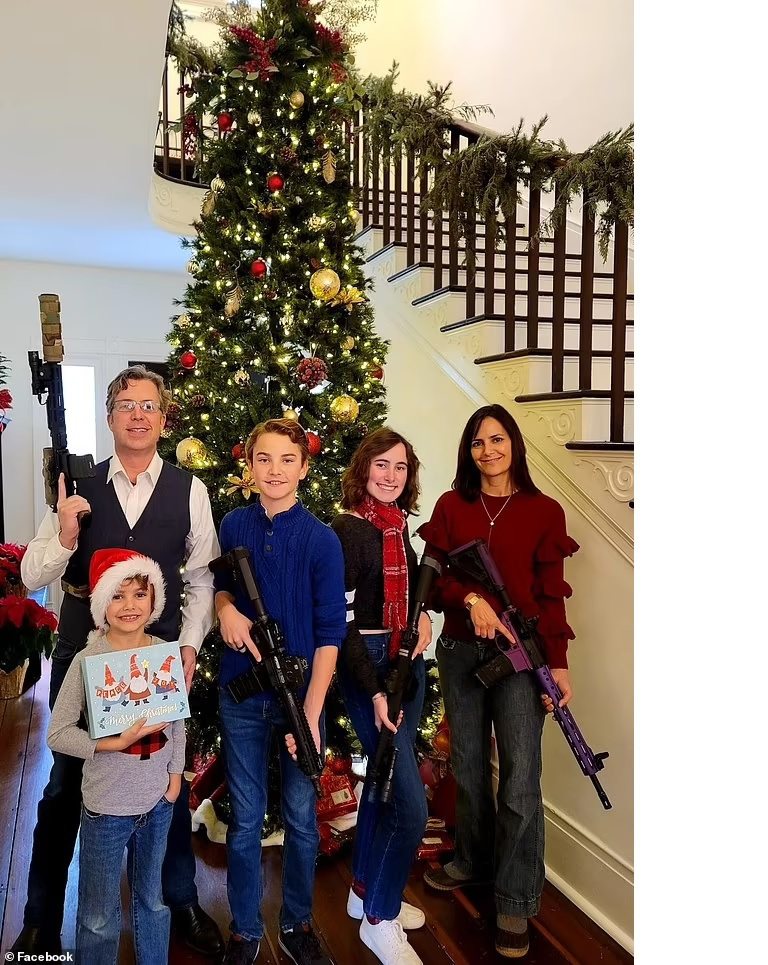 田州众议员奥格兹（左）对校园枪击案表示哀悼，但立刻被挖出曾在2021年全家拍摄持枪的圣诞卡，并在社群媒体中转传。(取自脸书)(photo:UDN)