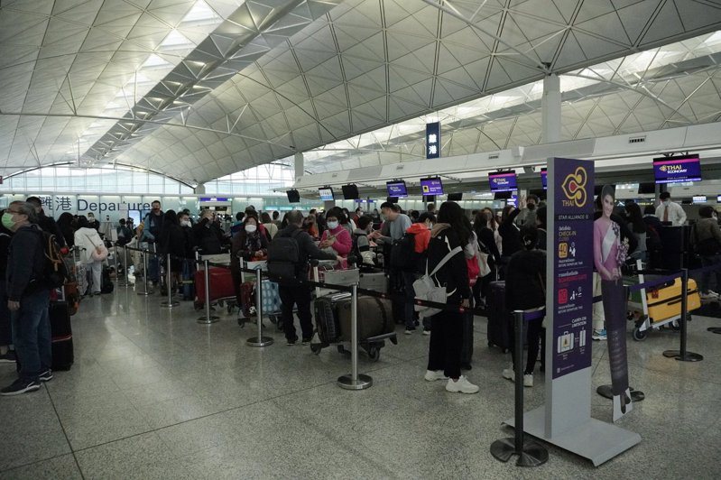 香港國際機場3月客運量超過260萬人次，26日單日入境旅客更達8.3萬人次，回升至疫情前的6成水平。（中通社）