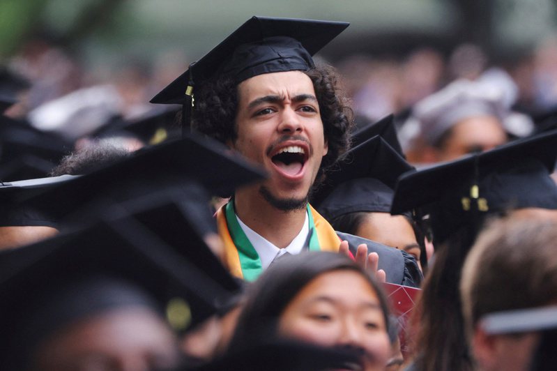 逾半成年人认为，花四年工夫取得大学学位不值得。图为麻省理工学院学生欢喜毕业。(路透)(photo:UDN)