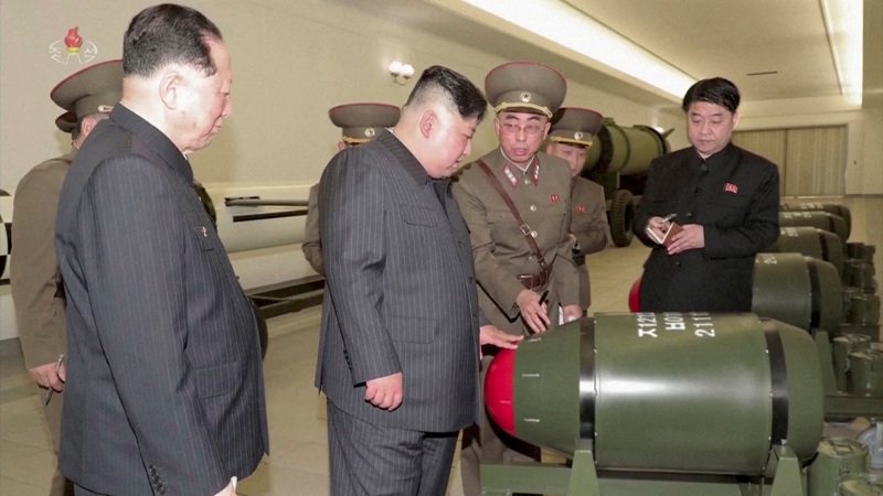 北韓3月28日公布影片顯示，北韓領導人金正恩(左二)視察北韓研發的更小型新核彈頭。(路透)