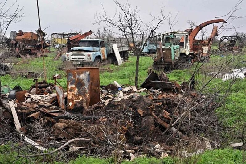 一位乌克兰农民的田地里布满俄罗斯的砲弹，他不得已採取了孤注一掷的措施，开始使用金属探测器自己清除土地上的炸药，以便种植农作。（Getty Images）(photo:UDN)