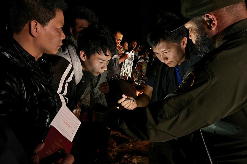 德州边境有中文翻译协助巡逻队员处理偷渡的中国移民。(路透)(photo:UDN)