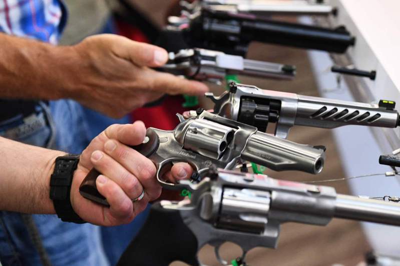圖為民眾在休士頓舉行的槍展上選購槍枝。(Getty Images)