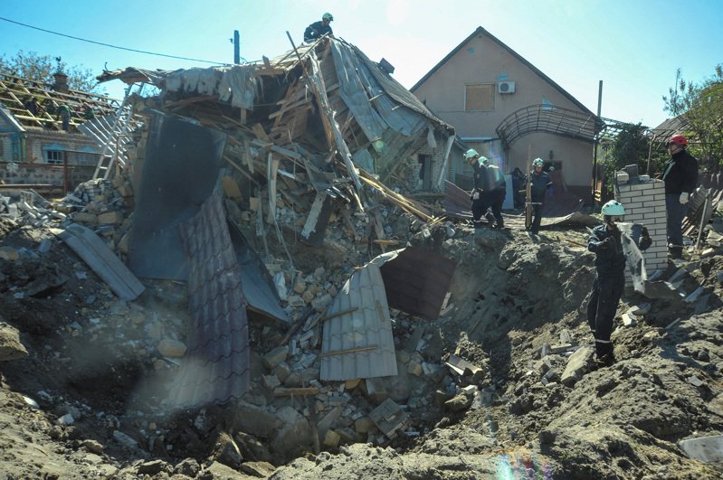 俄國控制的烏克蘭南部札波羅熱地區連日遭烏軍砲擊，部分靠近前線村落的平民獲令撤離。（路透）