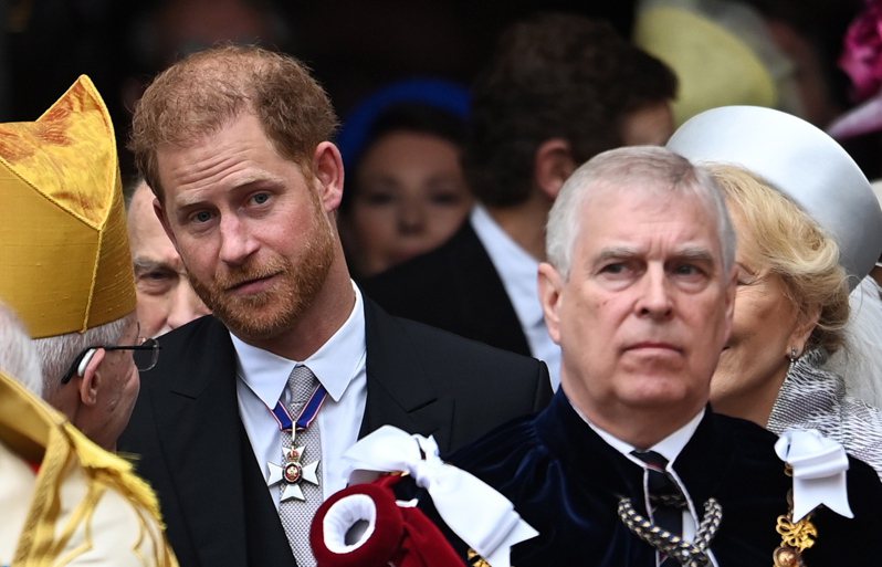 讓英國王室頭疼的兩大爭議人物哈利王子(左)與安德魯王子(右)6日出席加冕典禮。哈利王子在儀式結束後，立即趕赴機場搭機返美。(歐新社)