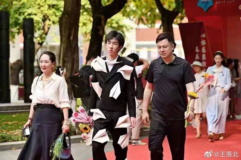 孟晚舟丈夫劉曉棕（右）與前妻（左）一同參加兒子的18歲成人禮。孟晚舟繼子身著LV價值近20萬人民幣的西裝套裝。（取材自微博）