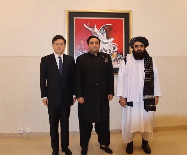 中國、巴基斯坦、阿富汗三國外長合照。（取材自中國外交部網站）