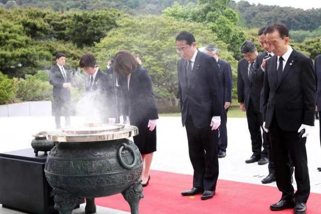 日韓兩國睽違12年重啟「穿梭外交」，圖為日本首相岸田文雄近日參拜南韓國立顯忠院。 （取材自直新聞）