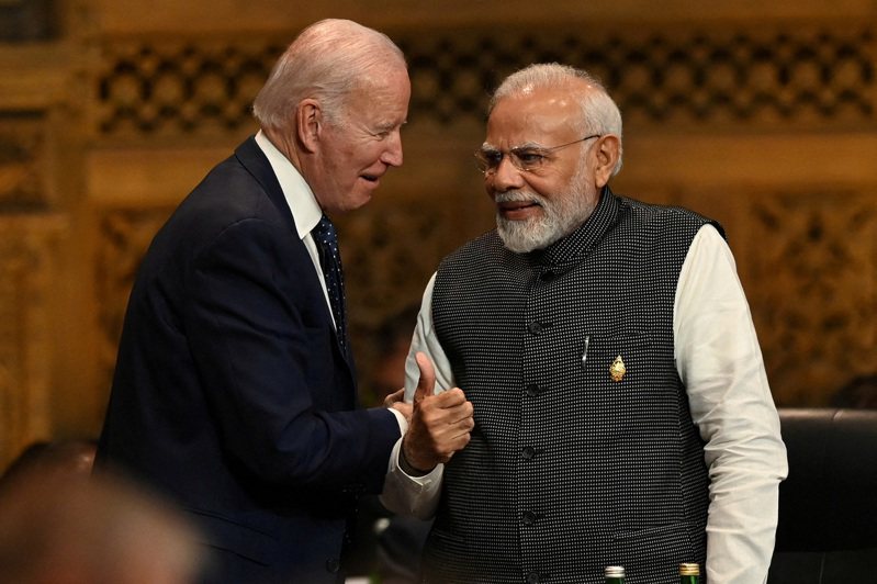 圖為拜登總統（左）去年在G20峰會上與印度總理莫迪（右）會談。（路透）