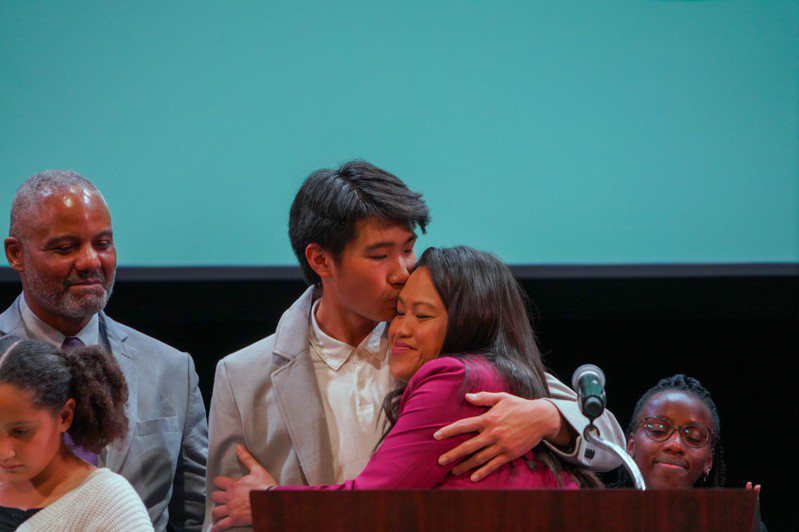 盛桃宣誓就任奧克蘭市長，和兒子緊緊相擁。(記者劉先進／攝影)