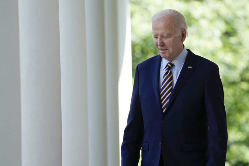 美國總統拜登（Joe Biden）預定18日訪問廣島，當天與岸田會談。圖為拜登總統走出橢圓形辦公室。(美聯社)